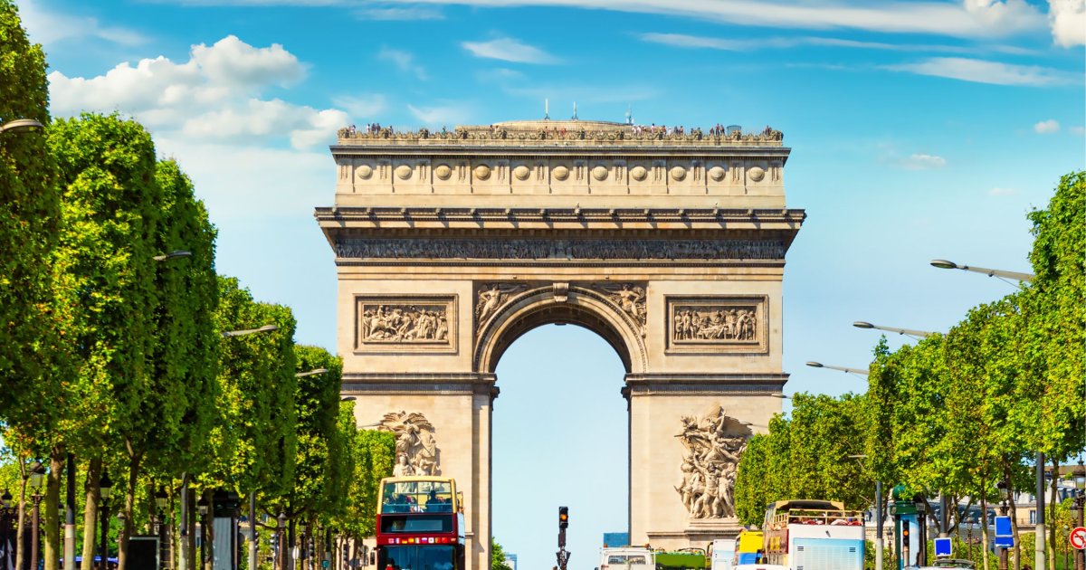 1-Day Hop-on, Hop-off bus tour in Paris / Authentic Europe